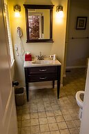 Charm Motel & Suites