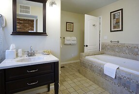 Charm Motel & Suites