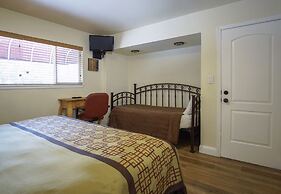 Charm Motel & Suites