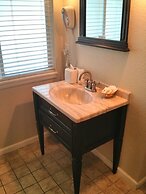 Charm Motel & Suites