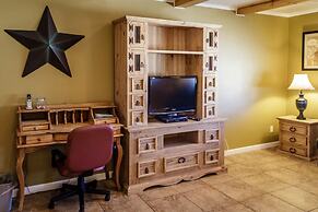 Charm Motel & Suites