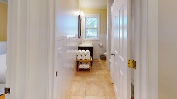 Breezeway Boutique Hotel