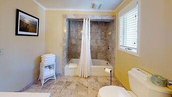 Breezeway Boutique Hotel