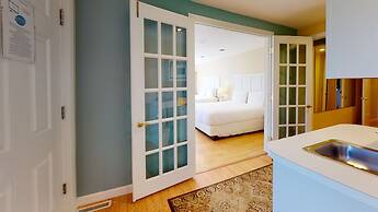 Breezeway Boutique Hotel