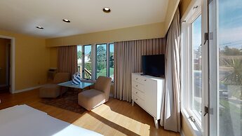 Breezeway Boutique Hotel