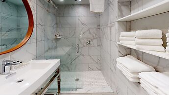 Breezeway Boutique Hotel