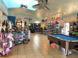 Emerald Dolphin Inn & Mini Golf