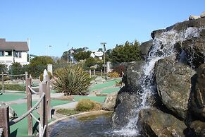 Emerald Dolphin Inn & Mini Golf