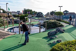 Emerald Dolphin Inn & Mini Golf