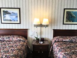 Emerald Dolphin Inn & Mini Golf