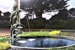 Emerald Dolphin Inn & Mini Golf