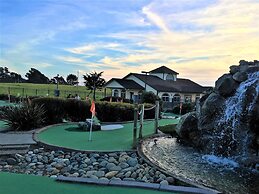 Emerald Dolphin Inn & Mini Golf