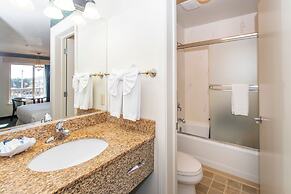 Emerald Dolphin Inn & Mini Golf