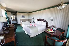 Emerald Dolphin Inn & Mini Golf