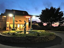 Emerald Dolphin Inn & Mini Golf