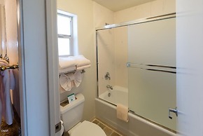 Emerald Dolphin Inn & Mini Golf