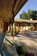 Queen's Inn By the River