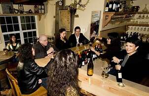 Queen's Inn By the River