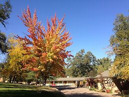 Queen's Inn By the River