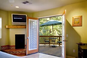 Queen's Inn By the River