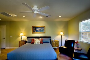 Queen's Inn By the River