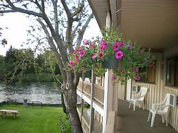 Campbell River Lodge by Riverside