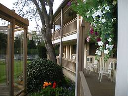 Campbell River Lodge by Riverside