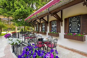 DOBEDAN WORLD PALACE