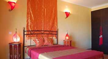 Inn Seventies Cheap & Chic