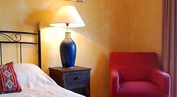 Inn Seventies Cheap & Chic