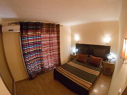 Inn Seventies Cheap & Chic