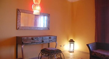 Inn Seventies Cheap & Chic