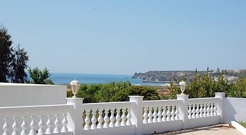 Inn Seventies Cheap & Chic