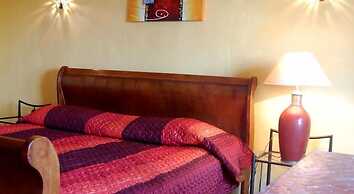 Inn Seventies Cheap & Chic