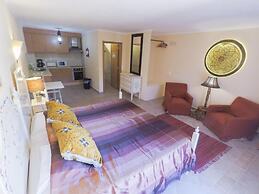 Inn Seventies Cheap & Chic