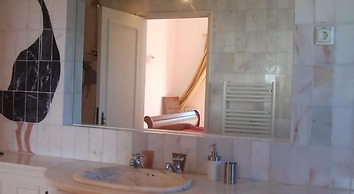 Inn Seventies Cheap & Chic