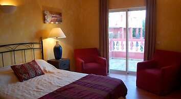 Inn Seventies Cheap & Chic