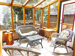 Handsome Dan's at Otter Point