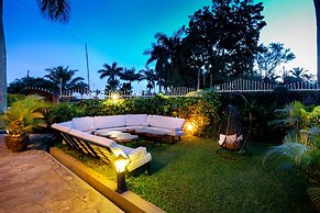 2 Friends Beach Hotel