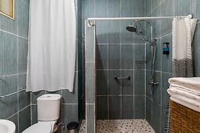 2 Friends Beach Hotel