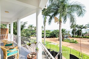 2 Friends Beach Hotel