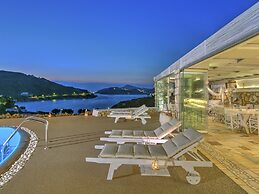 Eirini's Luxury Hotel Villas