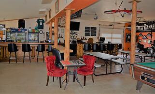 No Name City Luxury Cabins & RV