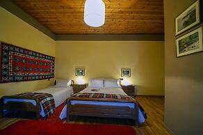 To Balcony tis Agorianis