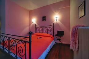 To Balcony tis Agorianis