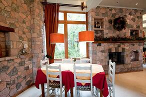 To Balcony tis Agorianis