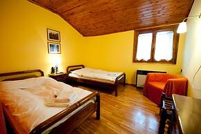 To Balcony tis Agorianis