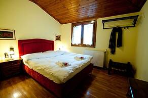 To Balcony tis Agorianis