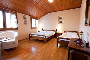 To Balcony tis Agorianis