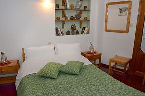 To Balcony tis Agorianis